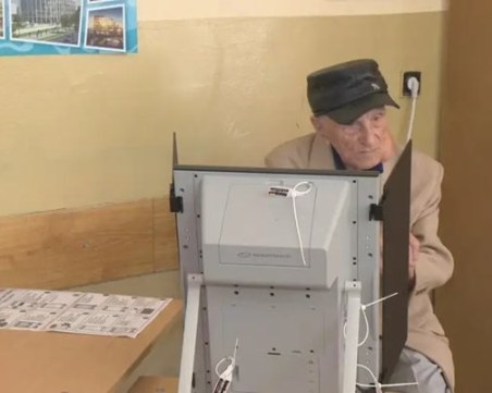 Рекордьор: 104-годишен мъж гласува във Варна