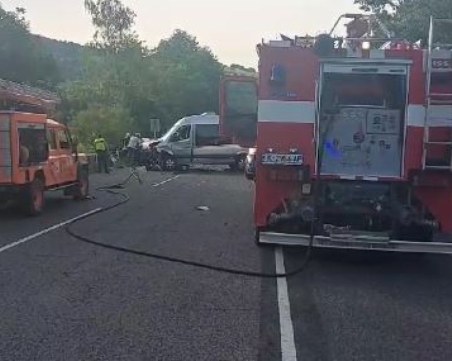 Сблъскаха се бус и кола, на място медици и огнеборци