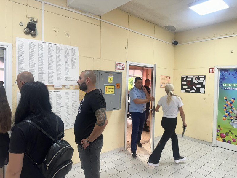 Драма на изборите в ЖР „Тракия”:  Полицаи нахлуха да тестват пияни ли са от комисията