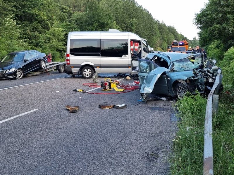 Тежка катастрофа с пътнически бус на пътя Кърджали - Хасково, има ранени
