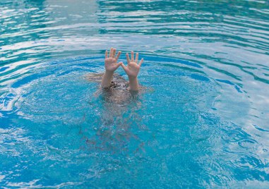 6 годишно момченце е в болница след инцидент в басейн
