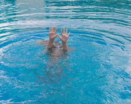 6-годишно дете е в тежко състояние след инцидент в басейн в Слънчев бряг