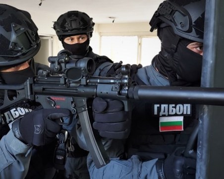 Разбиха престъпна група за разпространение на наркотици, лидерът й водил на срещите съпругата и детето си