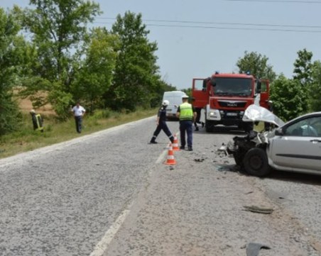 Тежка катастрофа край Хасково, трима са в болница, сред тях и дете