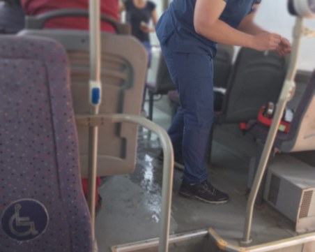 Младеж колабира заради жегите в пловдивски автобус, бърза помощ се притече