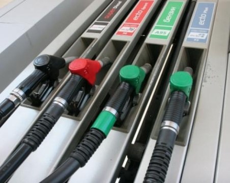 Полицията в Пловдив арестува хакери, точили данни от клубни карти за бензиностанция