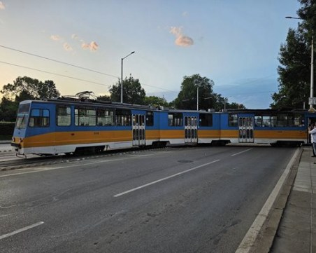 Трамвай дерайлира и се качи на тротоар в София
