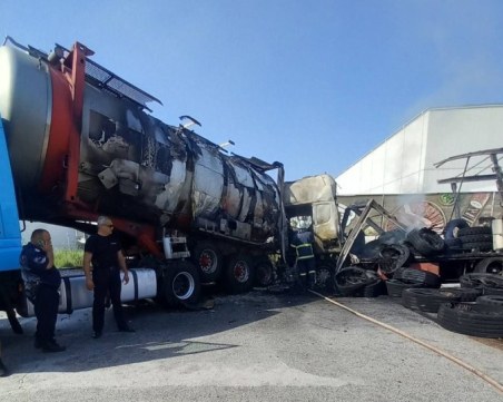 Водачът на камиона, блъснал цистерна на Голямоконарско шосе, е в болница