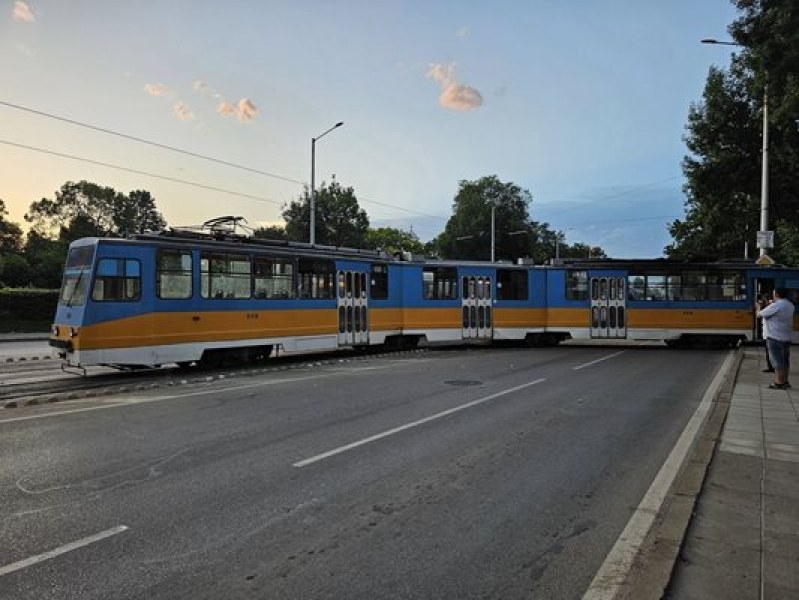 Трамвай дерайлира и се качи на тротоар в София