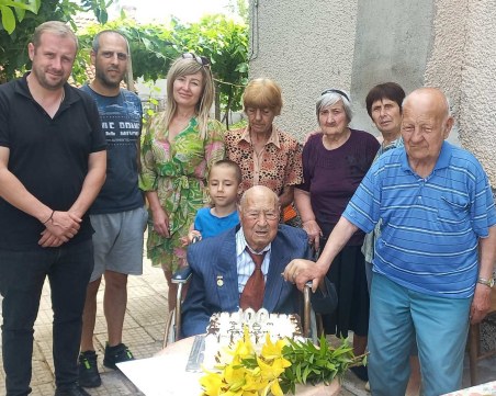 Делчо, който живее в Пловдивско, отпразнува 100-годишния си юбилей