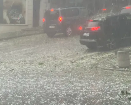 Отново градушки! Големи ледени късове удариха Северна България