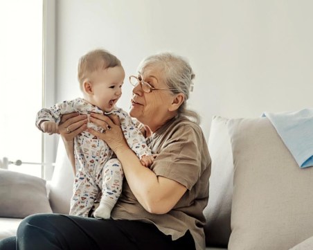 Приеха майчинството да може да се прехвърля на бабите и дядовците след 6-ия месец