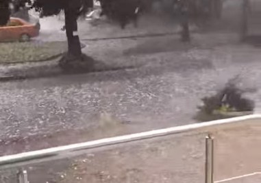 Градушка съпроводена с мощен дъжд и вятър удари Ботевград и съседните