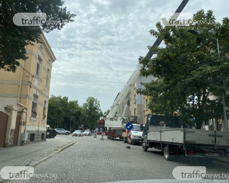 30-метров кран блокира централна улица в Пловдив, прехвърлят строителни материали през сградите