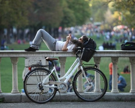 Армията на младите неучащи безработни в Европа се топи, но бавно: Един на всеки десет е незает