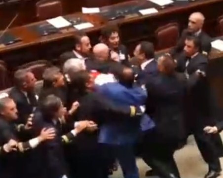 Бой в парламента в Италия, един депутат е откаран в болница