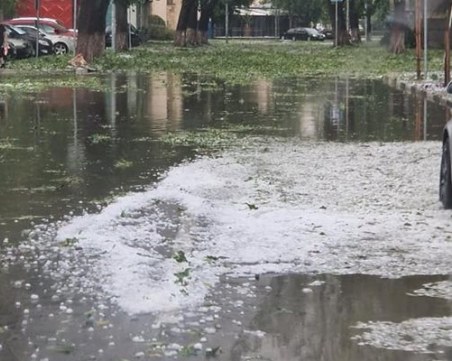 Градушка удари и Нова Загора, изпочупени са стъкла на прозорци и автомобили