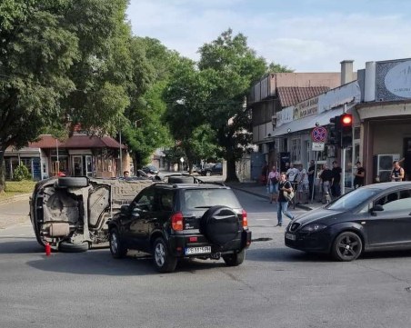 Катастрофа между два автомобила в Пловдив, единият се обърна