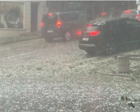 Сериозни щети след бурята във Велико Търново, стотици коли са изпочупени