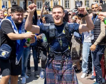 Шотландски фен стигна пеша до Германия