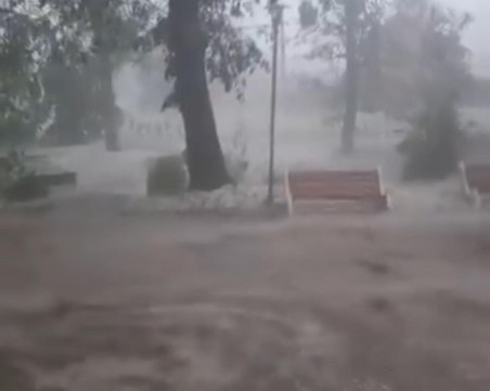 Силна буря с градушка връхлетя Казанлък и град Шипка