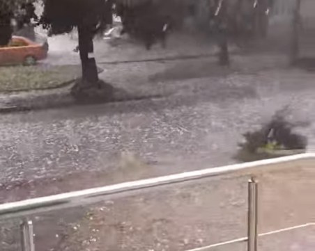 Силна градушка удари Ботевградско, потрошени са коли и покриви
