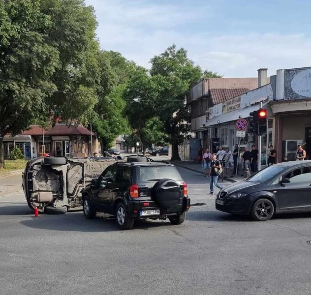 Катастрофа между два автомобила в Пловдив, единият се обърна