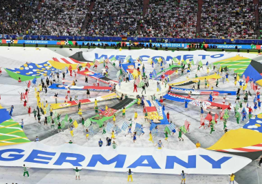 Седемнадесетото Европейско първенство по футбол беше официално открито с грандиозна