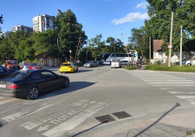 Пускат бариерите по бул Копривщица и възстановяват движението на влаковете