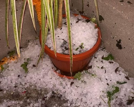 Мощна буря с градушка и в София