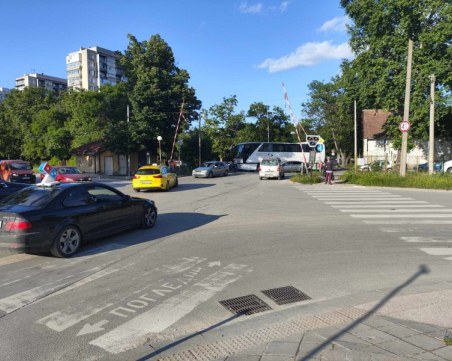 Пускат бариерите по бул. „Копривщица”, тапите в Смирненски продължават