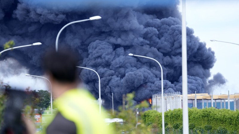 Огромен пожар на летище в Брюксел, потушават пламъците над 14 часа