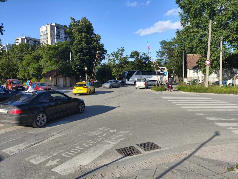 Пускат бариерите по бул. „Копривщица”, тапите в Смирненски продължават