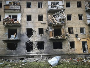 Един загинал и четирима ранени след руски въздушен удар в северната украинска област Суми