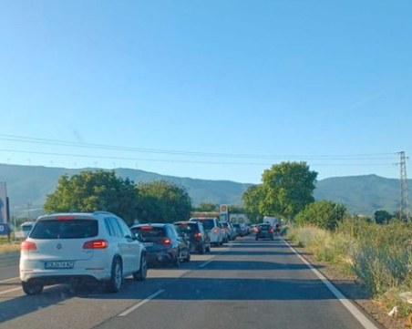 Започна се! Километрични опашки на Маказа и Кулата