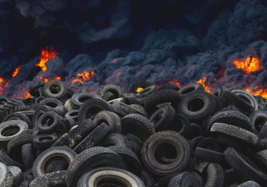 Автомобилни гуми се запалиха и причиниха голям пожар в Пловдив