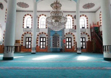 Хиляди вярващи изпълниха джамиите в Кърджалийска област и се включиха