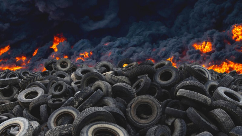 Две пожарни гасят пламнали гуми в Пловдив