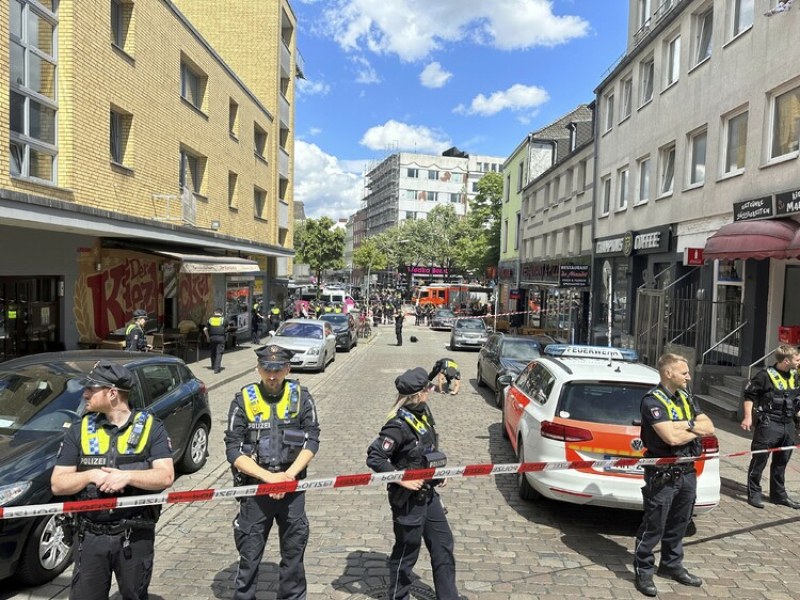 Германската полиция стреля по мъж с кирка на футболно шествие