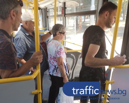 Пловдивчанин в автобус: Кондукторът слезе от рейса, за да рови по кофите за стари билети