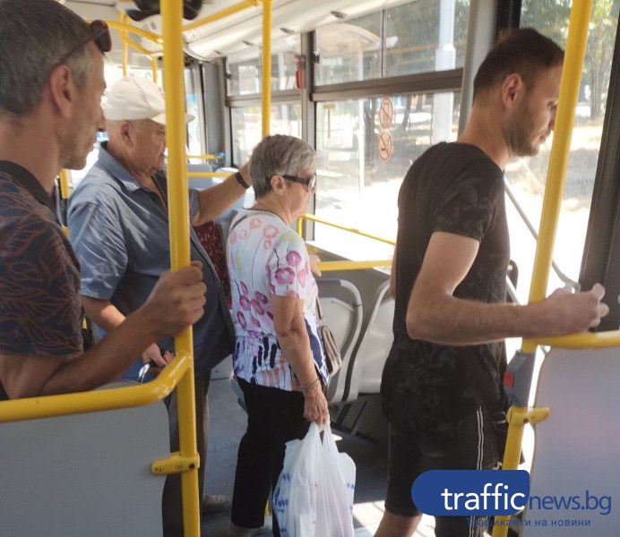 Пловдивчанин в автобус: Кондукторът слезе от рейса, за да рови по кофите за стари билети