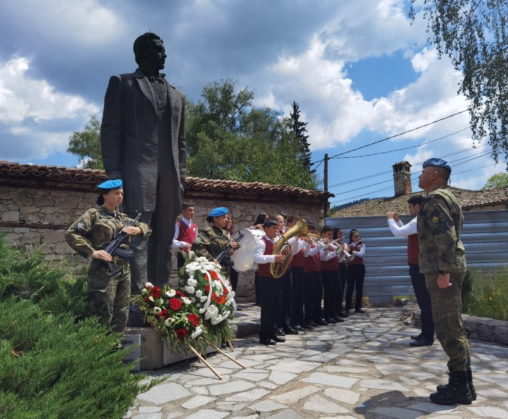 Специалните сили на армията отдадоха почит към паметта и делото на Тодор Каблешков в Копривщица