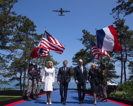 Делото за клевета срещу жени, разпространили теорията, че Брижит Макрон е била мъж, започва утре в Париж