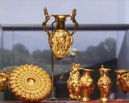 Министърът на културата: Мястото на Панагюрското златно съкровище е в НИМ