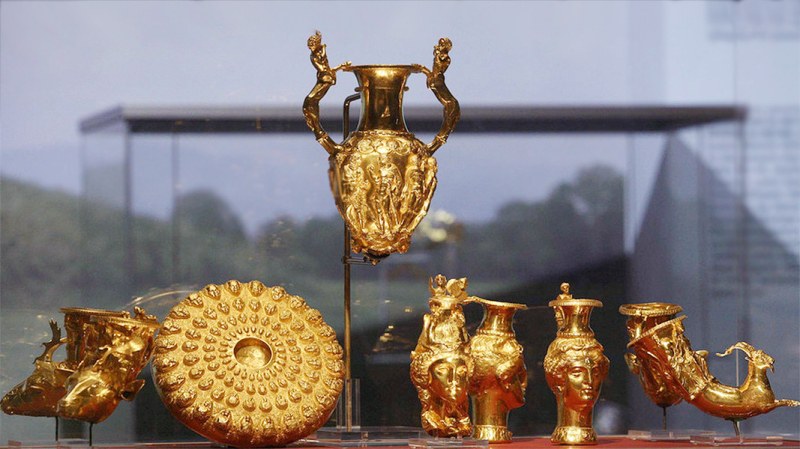 Министърът на културата: Мястото на Панагюрското златно съкровище е в НИМ