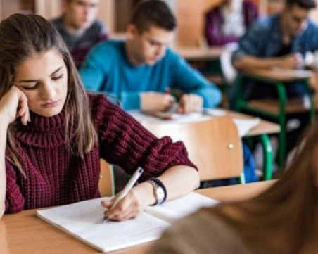 ЕК: Половината български тийнейджъри нямат минимални познания по математика, четене и природни науки