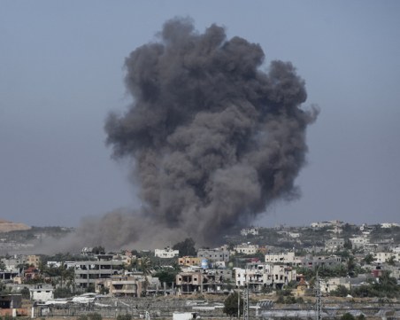 Израелски танкове навлязоха дълбоко в град Рафах, съобщиха местни жители