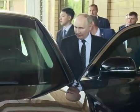 Лимузина, сервиз за чай и адмиралски кортик: Владимир Путин обсипа с подаръци Ким Чен-ун