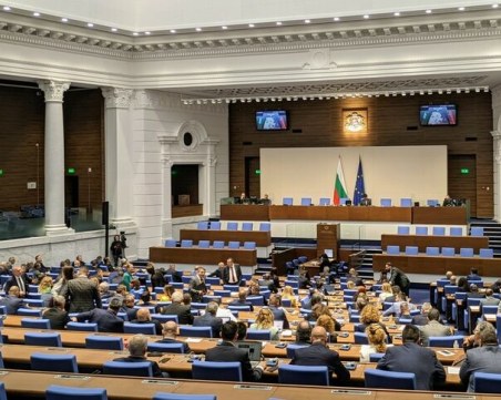 Първото заседание на НС приключи, депутатите се събират отново утре