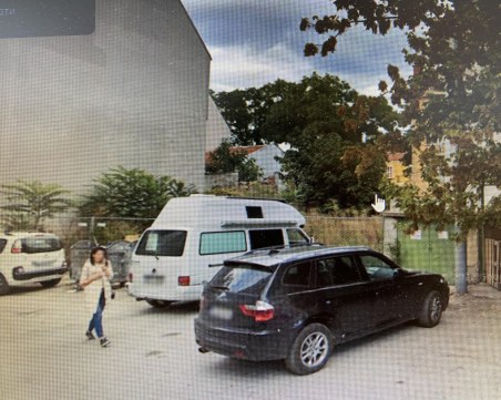 Пловдивчани събират подписка срещу продажбата на общински имот в центъра, искат паркинг